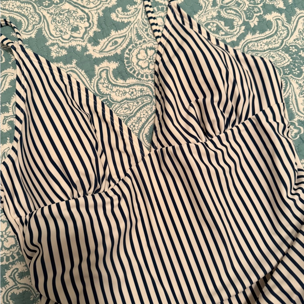 Cupshe One Piece Swimsuit V Neck Tummy Control - L - Picture 3 of 8